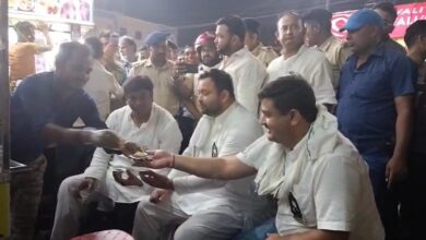 Photo of पटना की सड़कों पर स्ट्रीट फूड का स्वाद लेते नजर आए तेजस्वी यादव