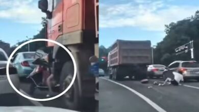 Photo of ट्रक के आगे स्कूटर लेकर खड़ी हुई लड़की, नहीं पड़ी ड्राइवर की नजर, फिर जो हुआ…