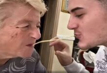 Photo of 19 साल का लड़का, 77 साल की प्रेमिका, साथ में खाते दिखे नूडल, फिर की ऐसी हरकत