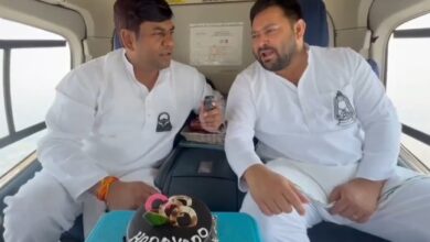 Photo of 200 सभाएं करने की खुशी में तेजस्वी-मुकेश सहनी ने हेलीकॉप्टर में काटा केक