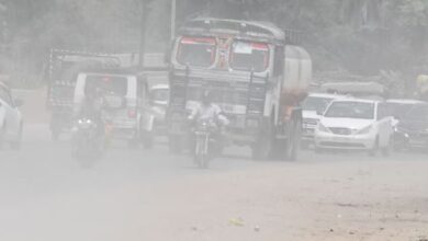 Photo of कानपुर हादसा: अवैध मंडी में सड़क पर फैली मौरंग में बाइक फिसली, डंपर ने महिला को रौंदा…