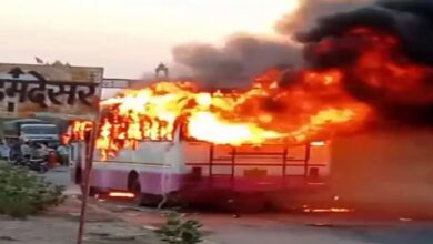 Photo of बीकानेर: आग का गोला बनी चलती बस, शॉर्ट सर्किट से लगी आग