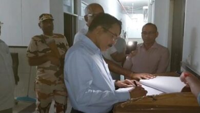 Photo of EVM मशीनों की सुरक्षा को लेकर प्रशासन अलर्ट, रिटर्निंग ऑफिसर स्ट्रांग रूम पर रख रहे नजर