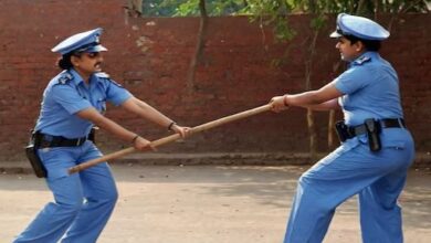 Photo of महिला सिपाही का ऐसा ठनका माथा, दारोगा जी की आंख में झोंकी मिर्च और जमकर कूट दिया