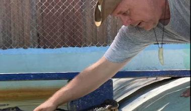 Photo of घड़ियालों के साथ ‘चिल’ करता है ये शख्स, कई फिल्में में दिखा चुका है इनके साथ स्टंट