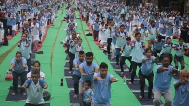 Photo of योगमय हुई दिल्ली, कर्तव्य पद से लेकर लालकिला तक… लोगों ने किया योग