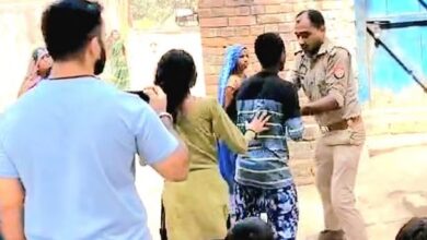 Photo of वारंटी को पकड़ने पहुंचे चौकी इंचार्ज के साथ महिलाओं ने की मारपीट