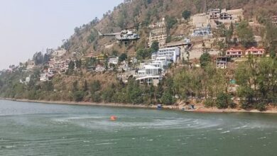 Photo of जल रहे जंगल: आग बुझाने में जुटा सेना का MI-17 हेलीकॉप्टर