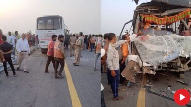 Photo of पूर्वांचल एक्सप्रेस-वे पर भीषण हादसा: खड़े ट्रक में घुसी श्रद्धालुओं से भरी बस