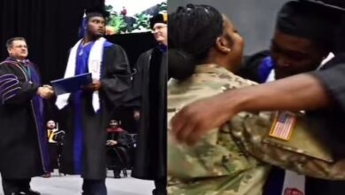 Photo of कॉलेज से ग्रैजुएट हुआ लड़का, डिग्री लेने स्टेज पर चढ़ा, तभी मां ने दिया ऐसा सरप्राइज