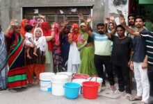Photo of पानी नहीं, मिल रहा आश्वासन: अलीगढ़ में पेयजल संकट पर फूटा आक्रोश, भड़की महिलाएं
