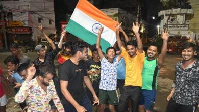 Photo of बिहार: विश्व कप जीत का जश्न पटना में भी, बारिश थमते ही तिरंगा लेकर बाहर निकले लोग