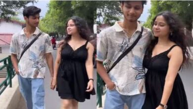 Photo of बेटे संग रोमांटिक अंदाज में घूमती दिखी मां, चिपक-चिपक बनाया वीडियो