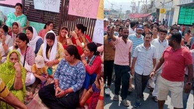 Photo of देहरादून: गोलीकांड के हत्यारों को लेकर सड़कों पर दिखा लोगों का आक्रोश…घर पर बुलडोजर चलाने की मांग
