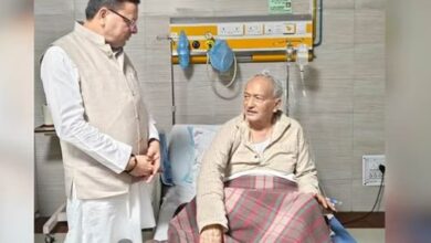 Photo of उत्तराखंड: दिल्ली के अस्पताल में भर्ती पूर्व राज्यपाल कोश्यारी से मिले सीएम धामी