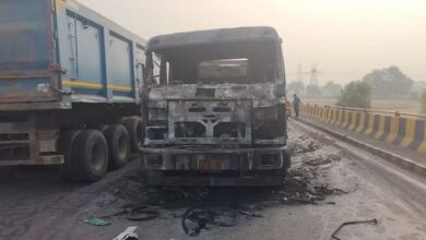 Photo of कानपुर में दर्दनाक हादसा: पिकअप और ट्राला की आमने-सामने भिड़ंत, गाड़ियों में लगी आग…