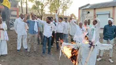 Photo of खरगोन: 4.5 करोड़ रुपये की ठगी का मामला, किसानों ने मंडी परिसर में फूंका कृषि मंत्री कंसाना का पुतला