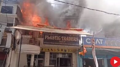 Photo of लखनऊ: फर्नीचर शोरूम में लगी भीषण आग से लाखों का नुकसान