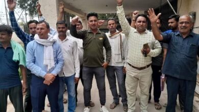 Photo of हाथरस: बिजली कटौती के विरोध में किया प्रदर्शन, घेराव की चेतावनी