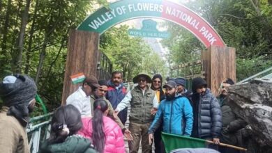 Photo of पर्यटकों के लिए खुली विश्व प्रसिद्ध फूलों की घाटी, घांघरिया से भेजा गया यात्रियों का पहला दल