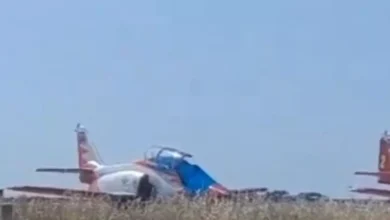 Photo of शक्ति प्रदर्शन कर रहे दो विमानों के बीच भीषण टक्कर, एक पायलट की मौत