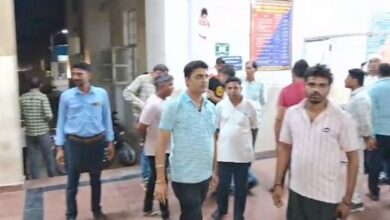 Photo of नारनौल: अस्पताल में 2 पक्षों में जमकर चले पत्थर व लाठी-डंडे, चिकित्सक व कर्मचारी कमरे में घुसे