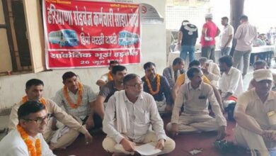 Photo of चरखी दादरी में रोडवेज कर्मचारी की भूख हड़ताल: मांगों को लेकर नारेबाजी कर जताया रोष