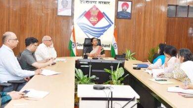 Photo of उत्तराखंड: दुपहिया वाहन पर पीछे बैठी सवारी के लिए भी हेलमेट पर सख्ती