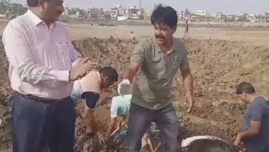 Photo of श्रमदान करने मैदान में उतरे कलेक्टर, एसपी व पुलिस के जवान, चलाया सफाई अभियान