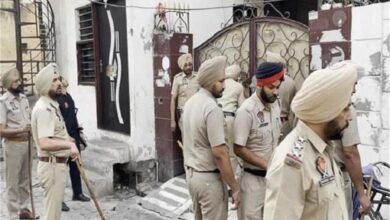 Photo of पंजाब के गांव में सुबह-सुबह मची भगदड़, घरों में घुसी पुलिस