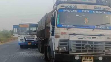 Photo of सिरोही: ट्रेलर चालक के ब्रेक लगाने से पीछे से आ रही रोडवेज बस टकराई, पांच यात्री घायल