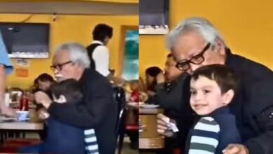Photo of रेस्टोरेंट में अकेले खाना खा रहा था बुजुर्ग, अंजान बच्चे ने आकर लगा लिया गले