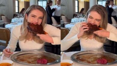 Photo of ‘दलिद्दर’ से कम नहीं है ये लड़की, ठूंस-ठूंस कर ऐसे खाने लगी खाना…