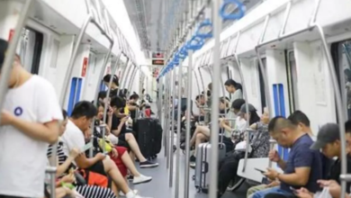 Photo of चीन: 65 वर्षीय व्यक्ति ने मेट्रो में महिला से मांगी सीट, मना करने पर अपनी छड़ी से पीटा