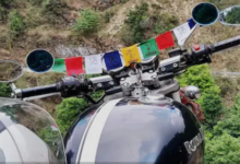Photo of मोटरसाइकिल पर क्यों लगाते हैं रंगीन झंडे, क्या होता है इनका मतलब