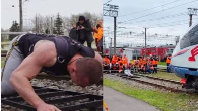 Photo of इंसान है या सुपरमैन! शख्स ने शरीर से बांधी रस्सी, फिर खींच ली पूरी की पूरी ट्रेन