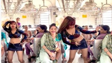 Photo of मुंबई के लोकल ट्रेन में लड़की करने लगी अजीब डांस, खूब लगाए ठुमके, देखती रह गईं महिलाएं!