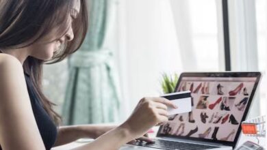 Photo of शॉपिंग के नशे में पागल है लड़की, उड़ा देती है सारे पैसे, पूरे घर में भर रखे हैं पैकेट