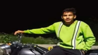 Photo of टनकपुर में स्टेडियम के गेट पर लटका मिला युवक का शव, सेना भर्ती की तैयारी कर रहा था विवेक