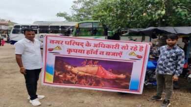 Photo of राजस्थान: प्रतापगढ़ बस स्टैंड पर अव्यवस्था को लेकर पार्षद का अनोखा प्रर्दशन