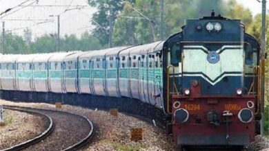 Photo of पंजाब से नई दिल्ली जा रही ट्रेन पर पथराव, यात्री घायल, टूटे दांत