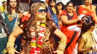 Photo of शादी की ऐसी खुशी, बीच बाज़ार में झूम-झूमकर नाचने लगी दुल्हन