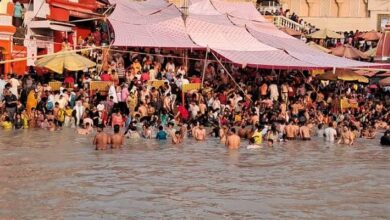 Photo of गुरु पूर्णिमा के अवसर पर बड़ी संख्या में भक्तों ने लगाई गंगा में पवित्र डुबकी, घाटों पर भीड़