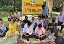 Photo of डॉक्टरों की हड़ताल खत्म, आज से ड्यूटी पर होंगे उपस्थित; सरकार ने मानी मांगें