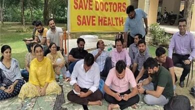 Photo of डॉक्टरों की हड़ताल खत्म, आज से ड्यूटी पर होंगे उपस्थित; सरकार ने मानी मांगें