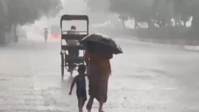 Photo of दिल्ली-एनसीआर में झमाझम बारिश से मौसम हुआ सुहाना, लोगों को गर्मी से मिली राहत
