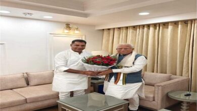 Photo of हरियाणा: नाराजगी दूर होने के बाद देर रात नयनपाल रावत ने चंडीगढ में मनोहर लाल से की मुलाकात