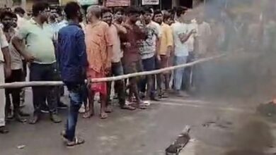 Photo of पटना में हत्या के विरोध में बवाल; दीघा में सड़क पर उतरे लोग, हत्यारे की गिरफ्तारी की मांग