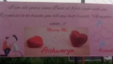 Photo of गजब का आशिक! प्रेमिका को किया ऐसे प्रपोज…पूरे शहर में मच गया हल्ला