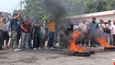 Photo of जम्मू कश्मीर : शिव मंदिर में तोड़फोड़ के विरोध में जगह-जगह प्रदर्शन… 12 संदिग्ध हिरासत में…